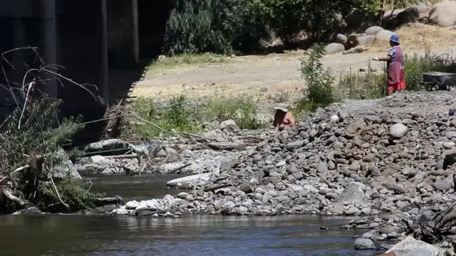 Recolectores en el río claro