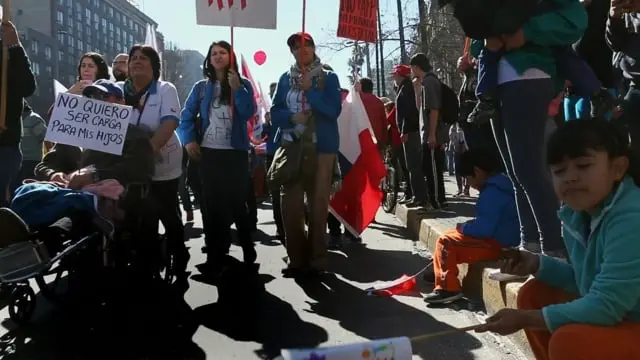 Niño con una bandera