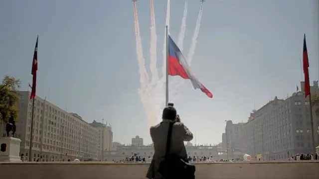 Hombre fotografiando una bandera gigante