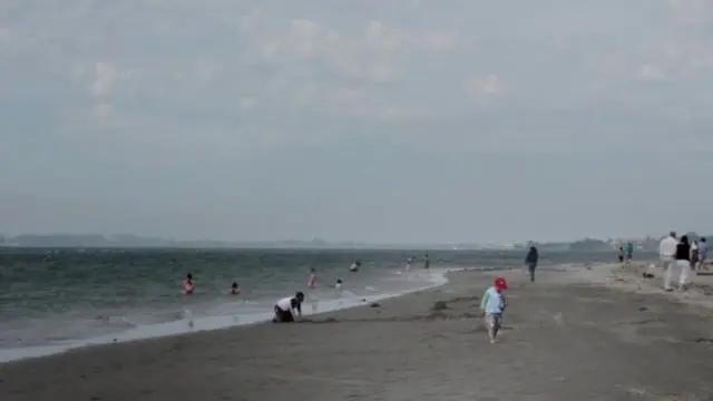 Niño contra el viento