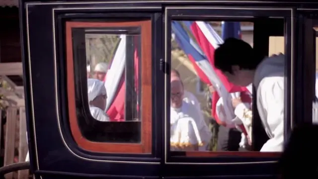Obispo guiando procesión de caballos