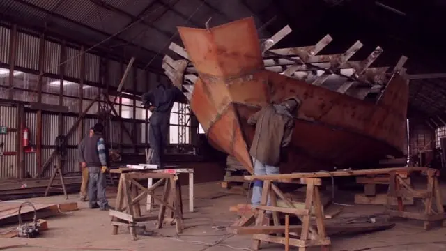Hombres construyendo un barco
