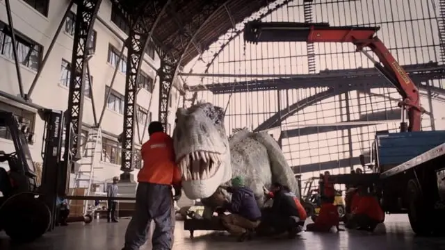 Hombres levantando un tiranosaurio