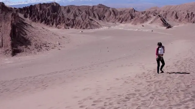 Guagua llorando en el desierto