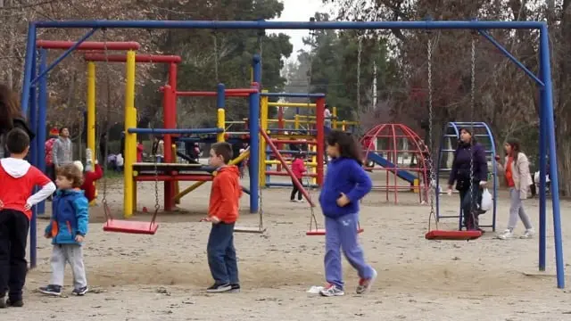 Escuela MAFI: Niños arriba del columpio